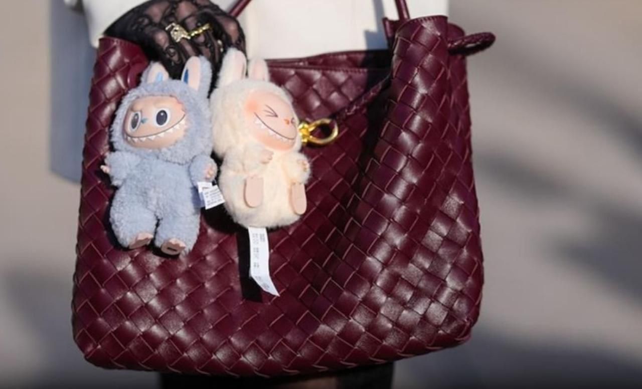 ๐๐ซ๐ข๐ ๐ข๐ง๐๐ฅ ๐๐๐๐ฎ๐๐ฎ ๐๐จ๐ฅ๐ฅ Birthday Gift Labubu | Cartoon Doll | Labubu Toy | Labubu Action Figure | Random Design Action Figures Collectible Toys - 1 PCS